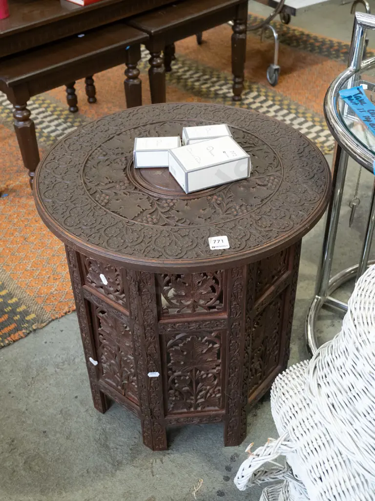 chip carved Indonesian circular table H470 Image 1++