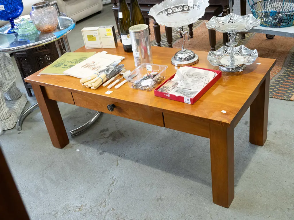 solid pine coffee table Image 1++