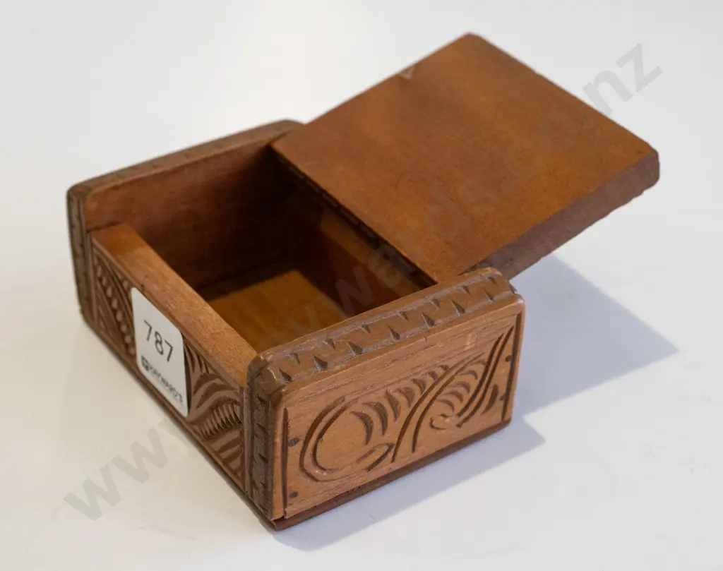 small carved Maori themed trinket box Image 1++