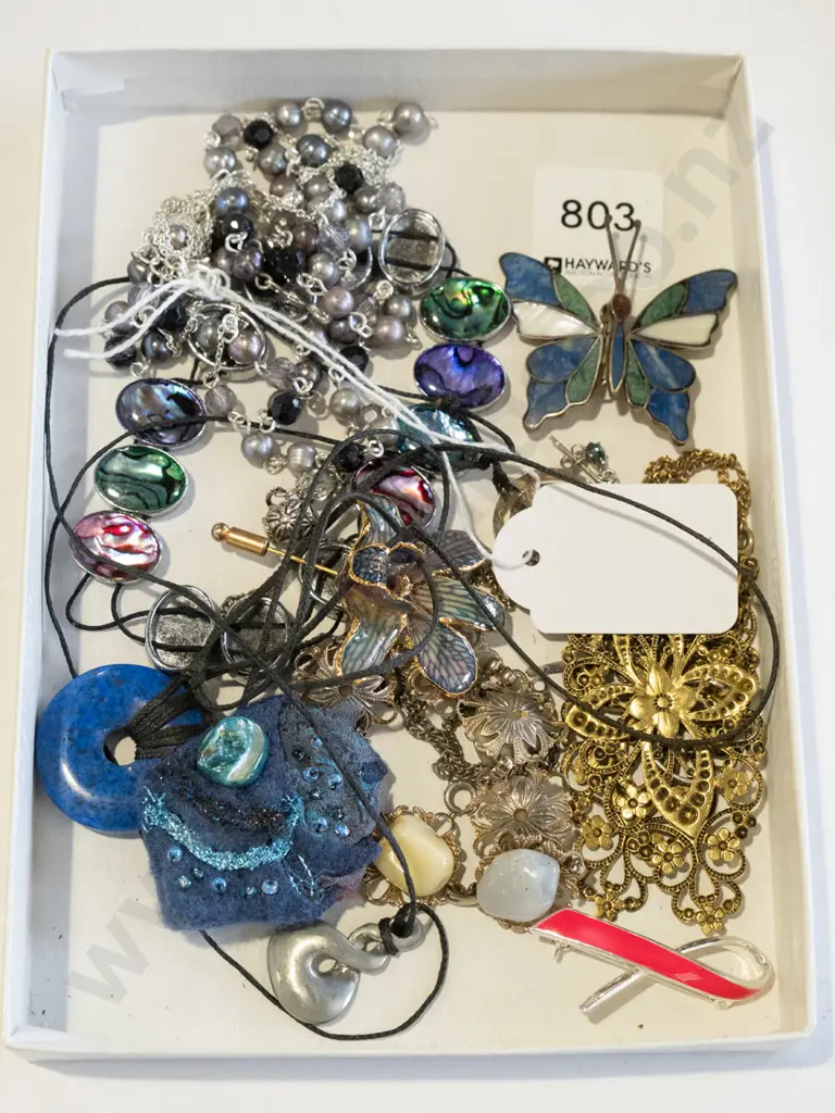 tray of costume jewellery Image 1++