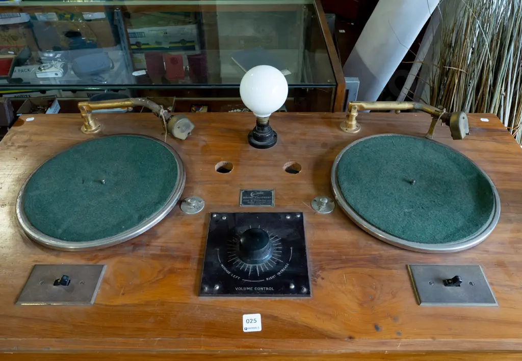 vintage restorer's Cu-Tone dual gramophone in solid rimu cabinet - As Is No Returns - H870 W1150 D560 Image 1++