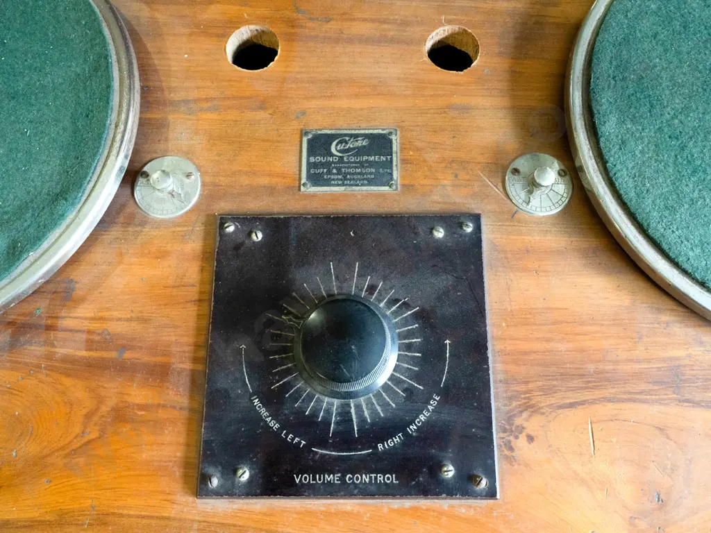 vintage restorer's Cu-Tone dual gramophone in solid rimu cabinet - As Is No Returns - H870 W1150 D560 Image 1++
