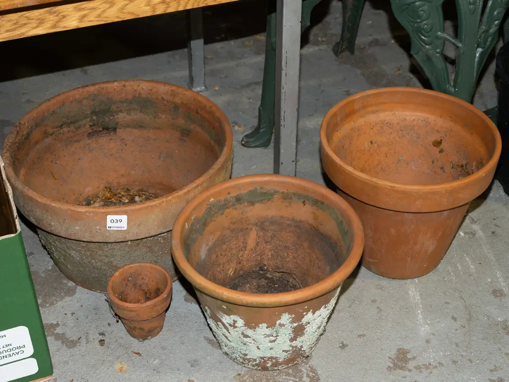 4x terracotta planters - small Image 1++