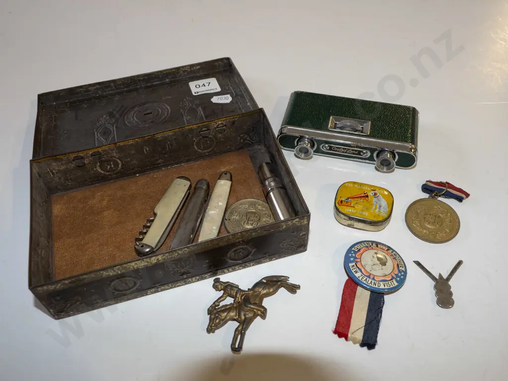 tin; opera glasses, pocket knife, badges etc Image 1++