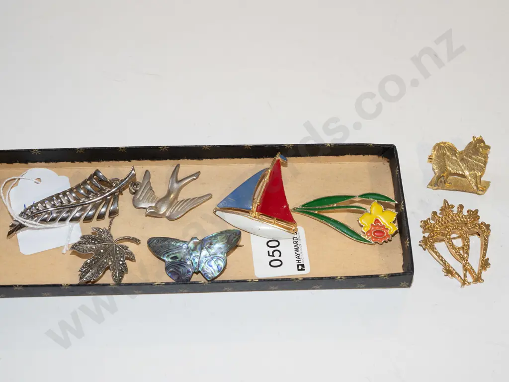 tray; various brooches Image 1++