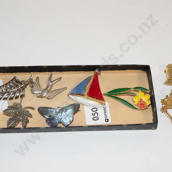 tray; various brooches