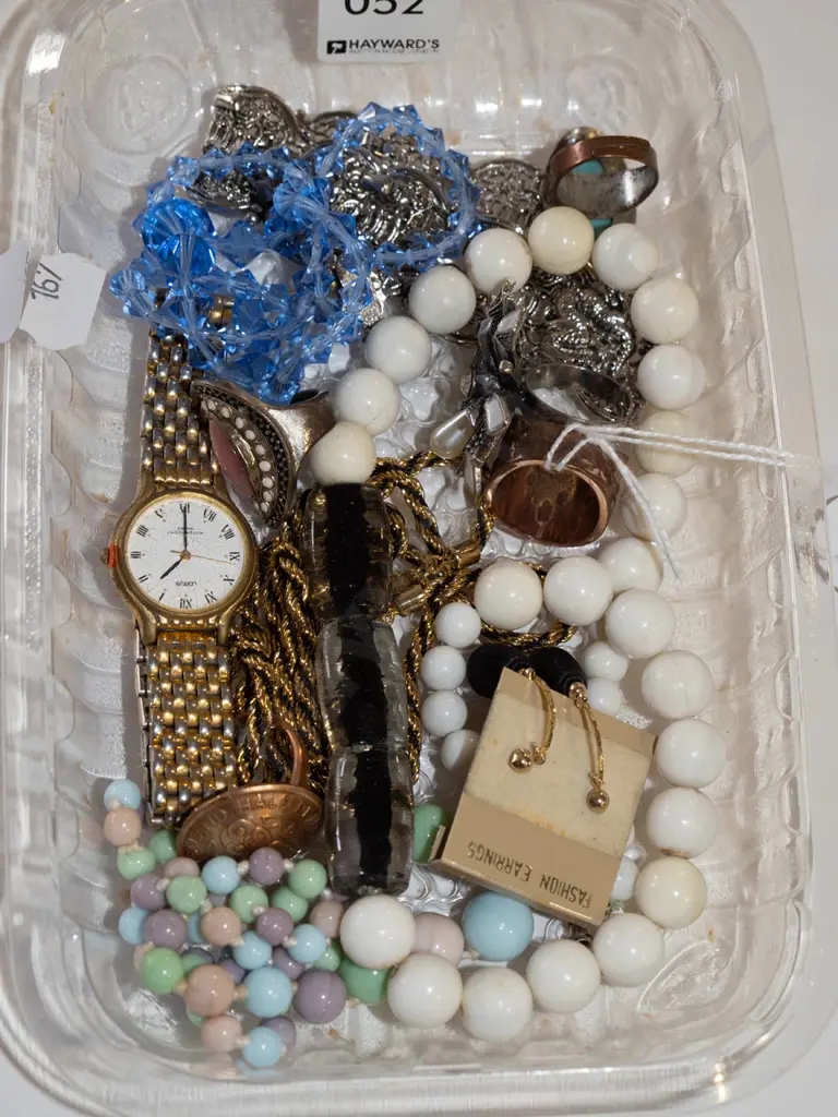 tray of costume jewellery Image 1++