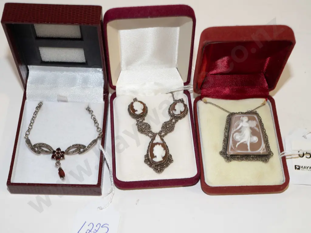 2x cameo pendant necklaces, 1x other necklace Image 1++