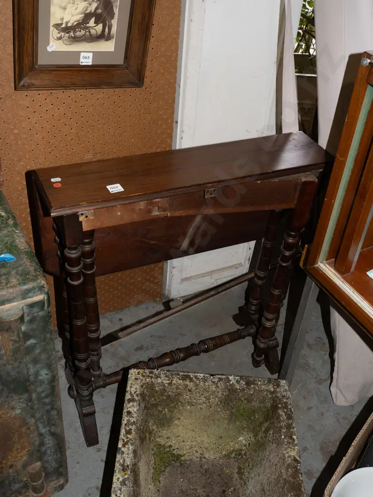 restorer's mahogany gate leg end table Image 1++
