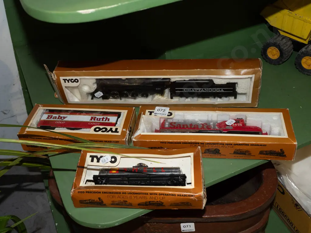 Tyco HO scale locomotives and rolling stock Image 1++