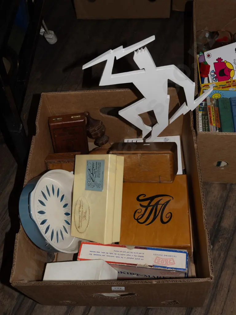box; wooden figurine, baking dish etc Image 1++