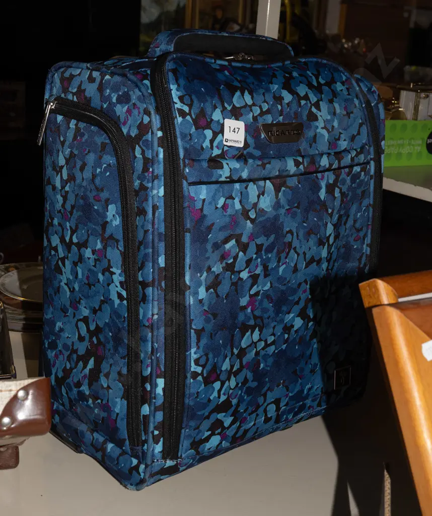 small carry on suitcase Image 1++