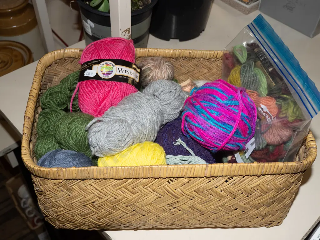 box; knitting yarns, needlework threads Image 1++