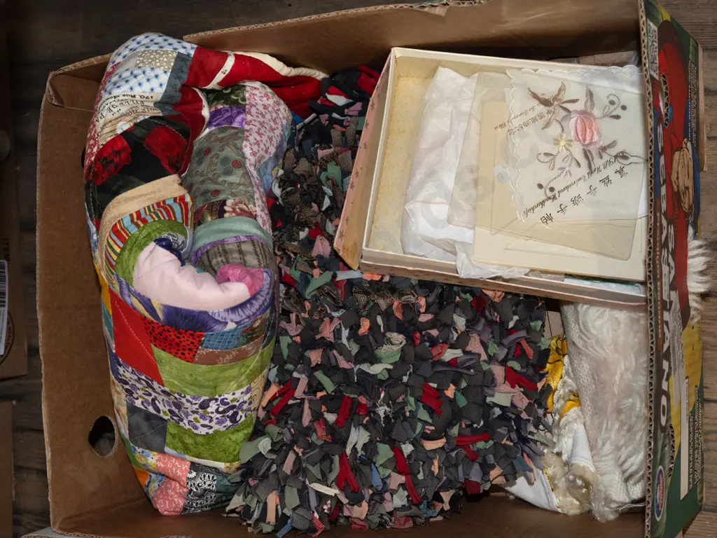 box; small rag rug, quilt, blanket etc Image 1++