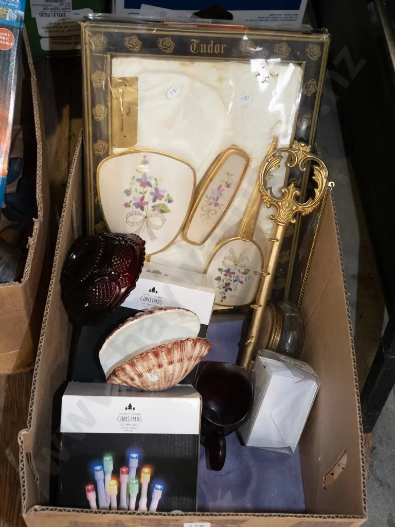 box; dressing table set, key ring etc Image 1++