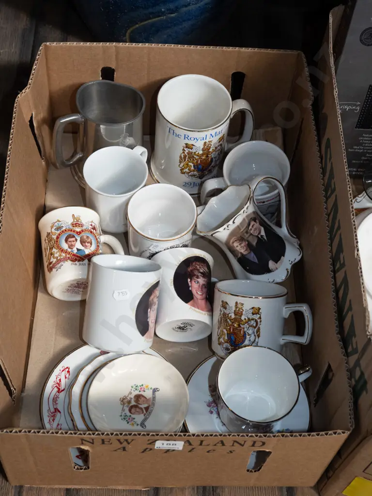 box; royal memorabilia, mugs, dishes Image 1++