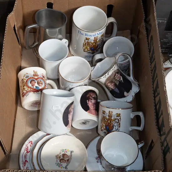 box; royal memorabilia, mugs, dishes
