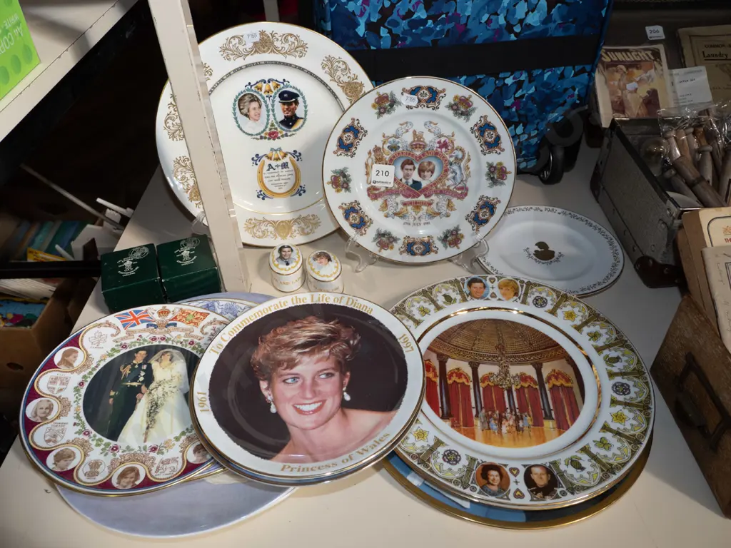 royal memorabilia plates, 2x trinket dishes Image 1++
