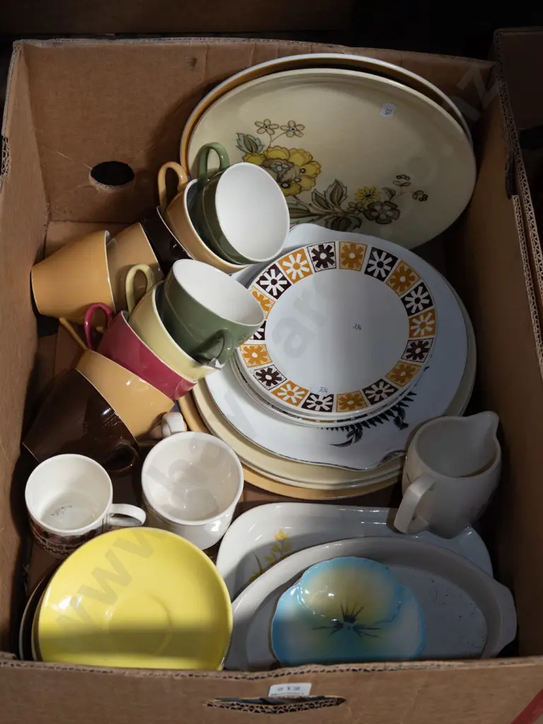 box; Crown Lynn cups, plates, saucers etc Image 1++