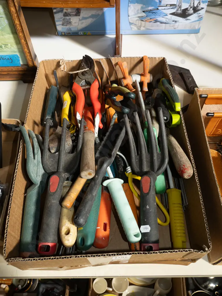 box; gardening hand tools Image 1++