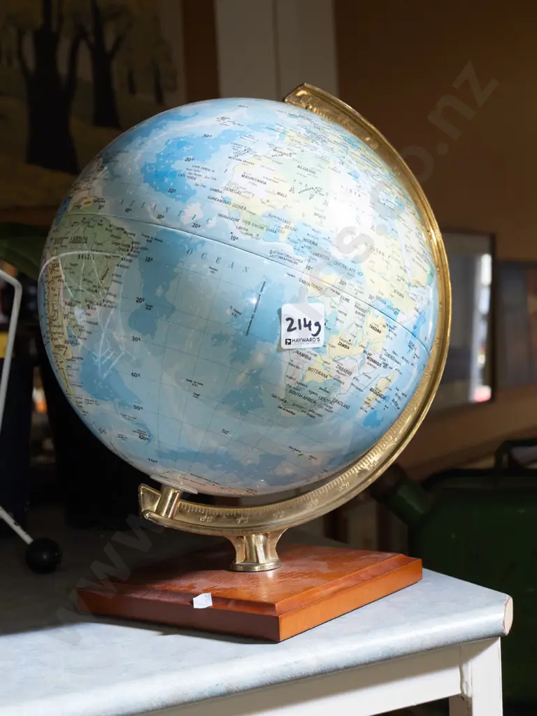 world globe on stand H320 Image 1++