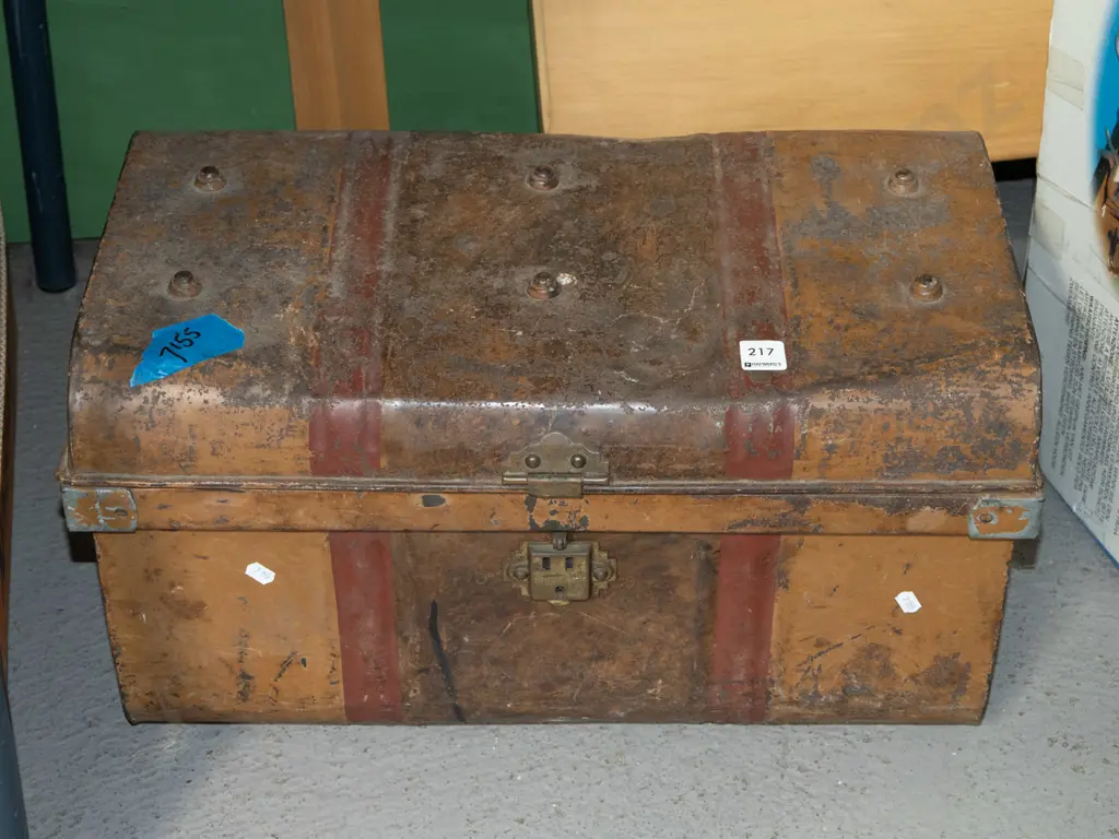 small tin trunk L550 Image 1++