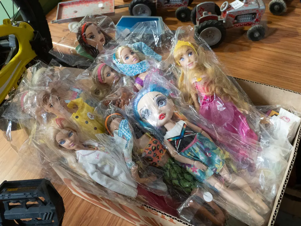 box; dolls and dolls furniture Image 1++