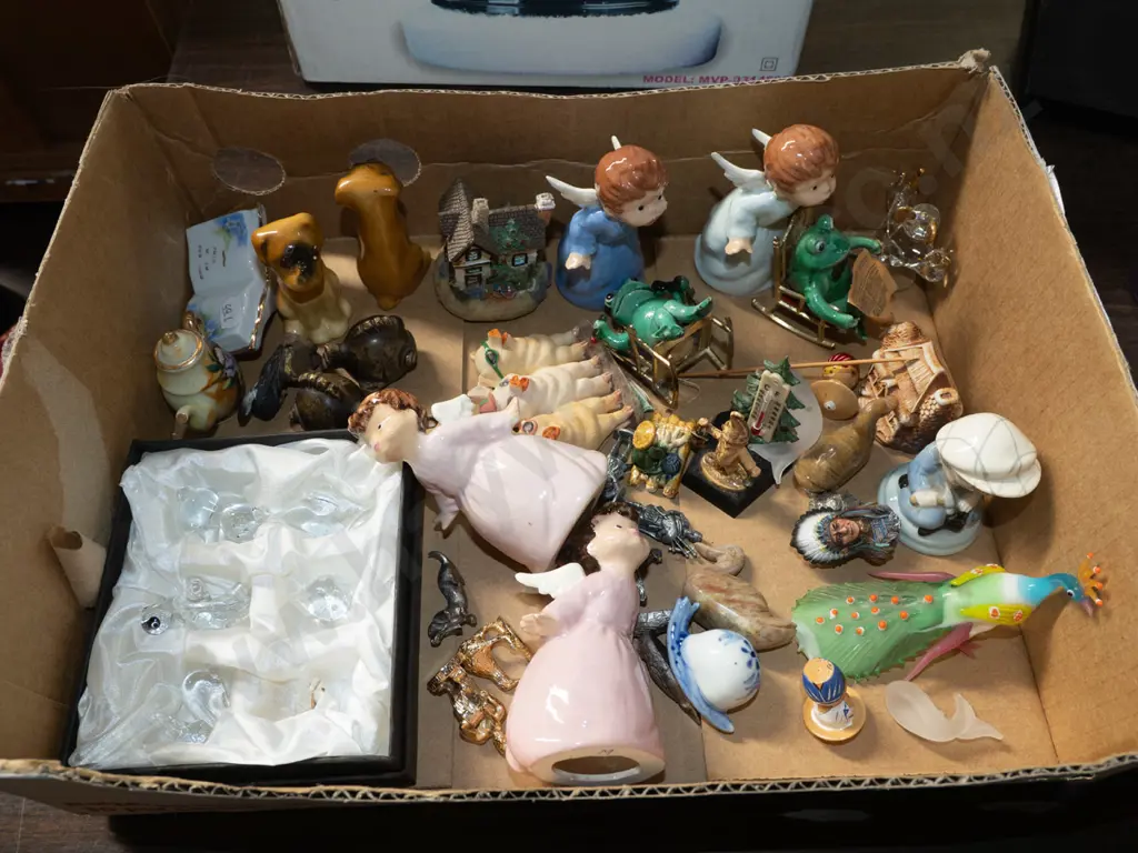 box; various ornaments Image 1++