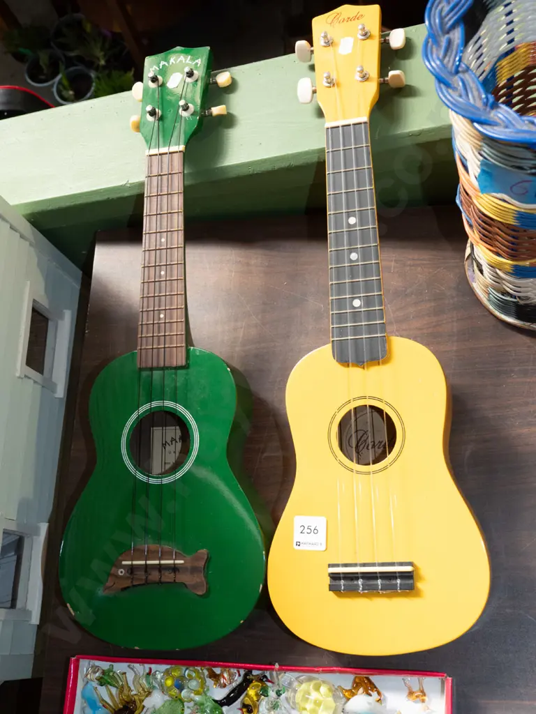 2x ukeleles Image 1++