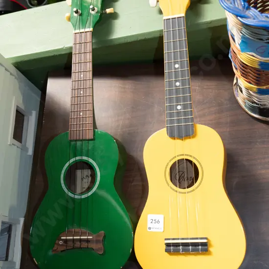 2x ukeleles