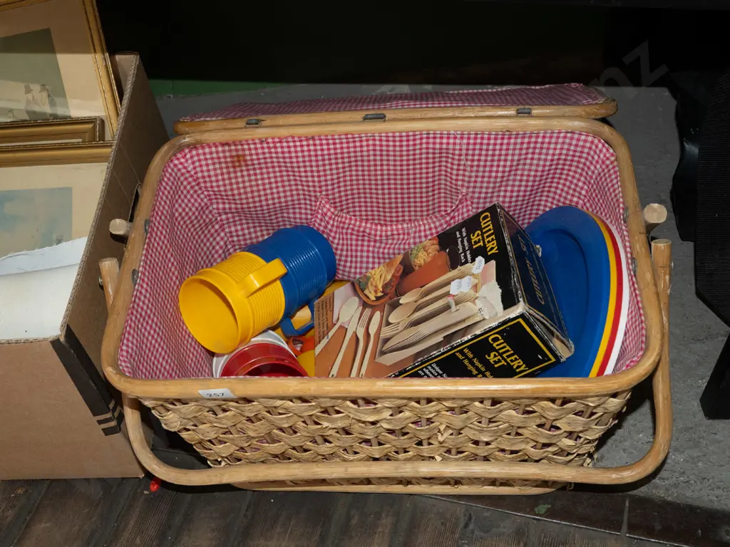 picnic hamper and contents Image 1++