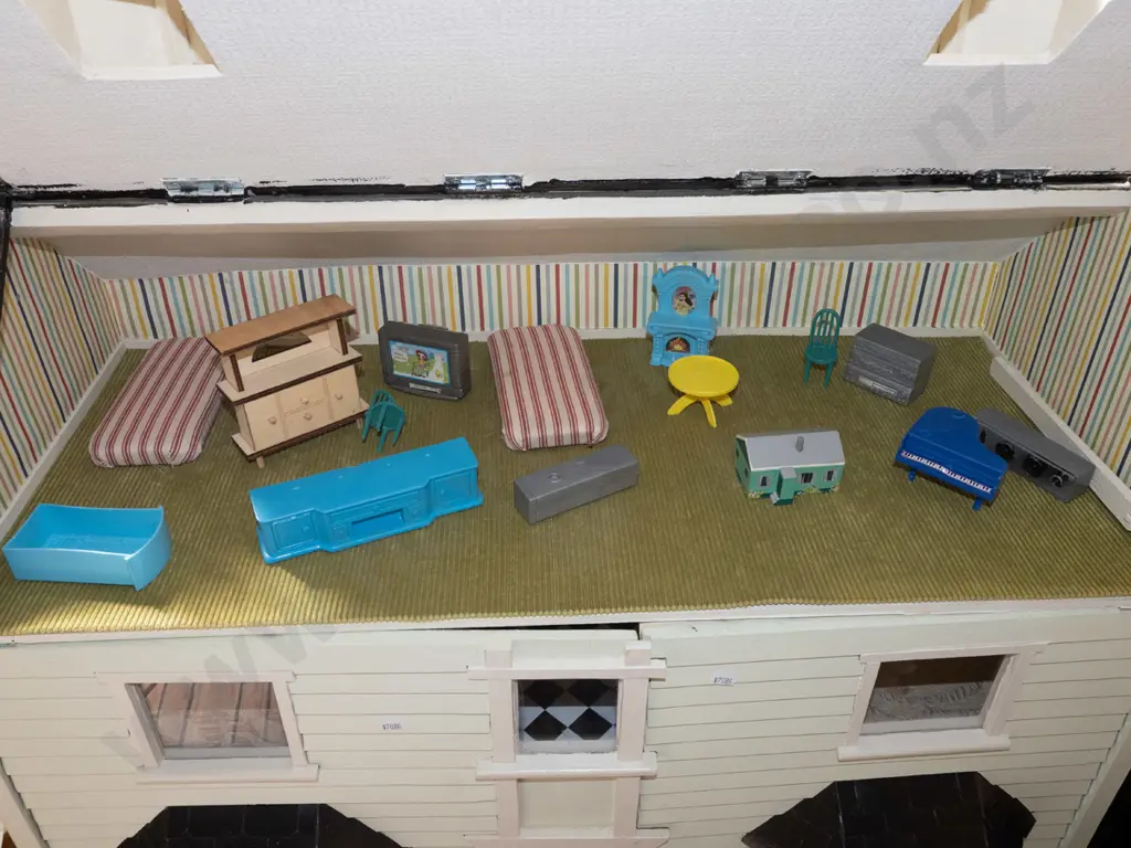 large wooden doll's house and contents H660 W850 D500 Image 1++
