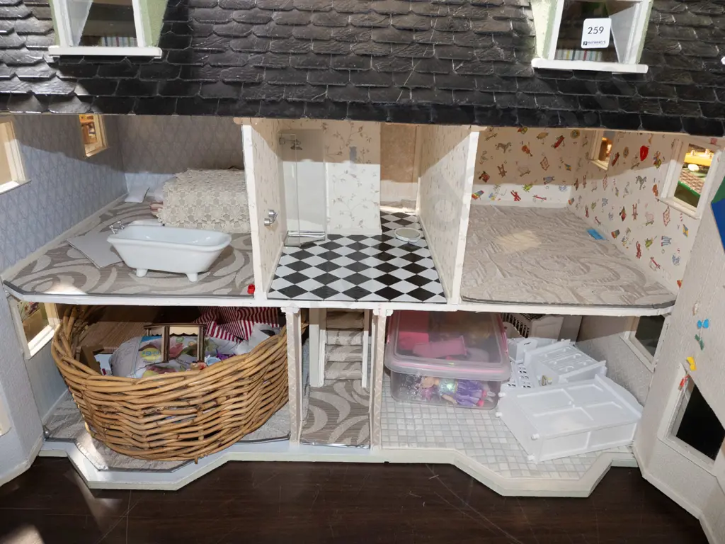 large wooden doll's house and contents H660 W850 D500 Image 1++
