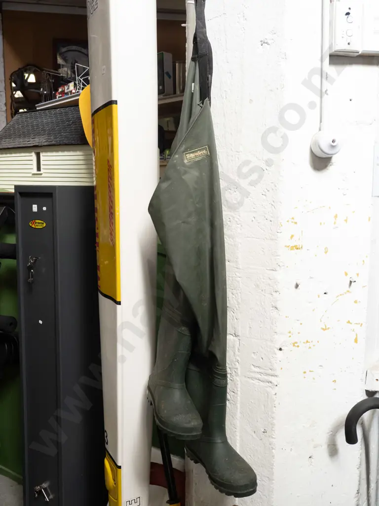 pair of Snowbee size 12 waders Image 1++