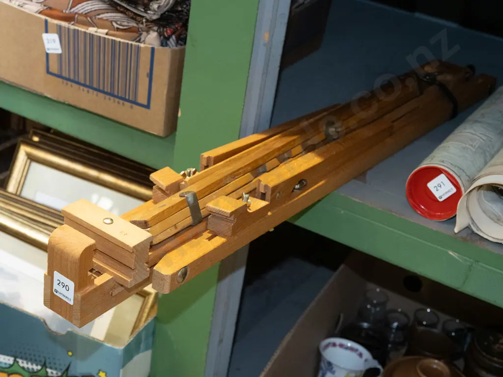 wooden artist's easel Image 1++