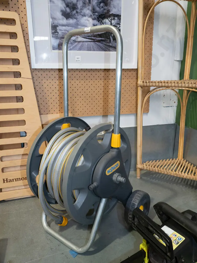 Hozelock hose reel - missing handle Image 1++