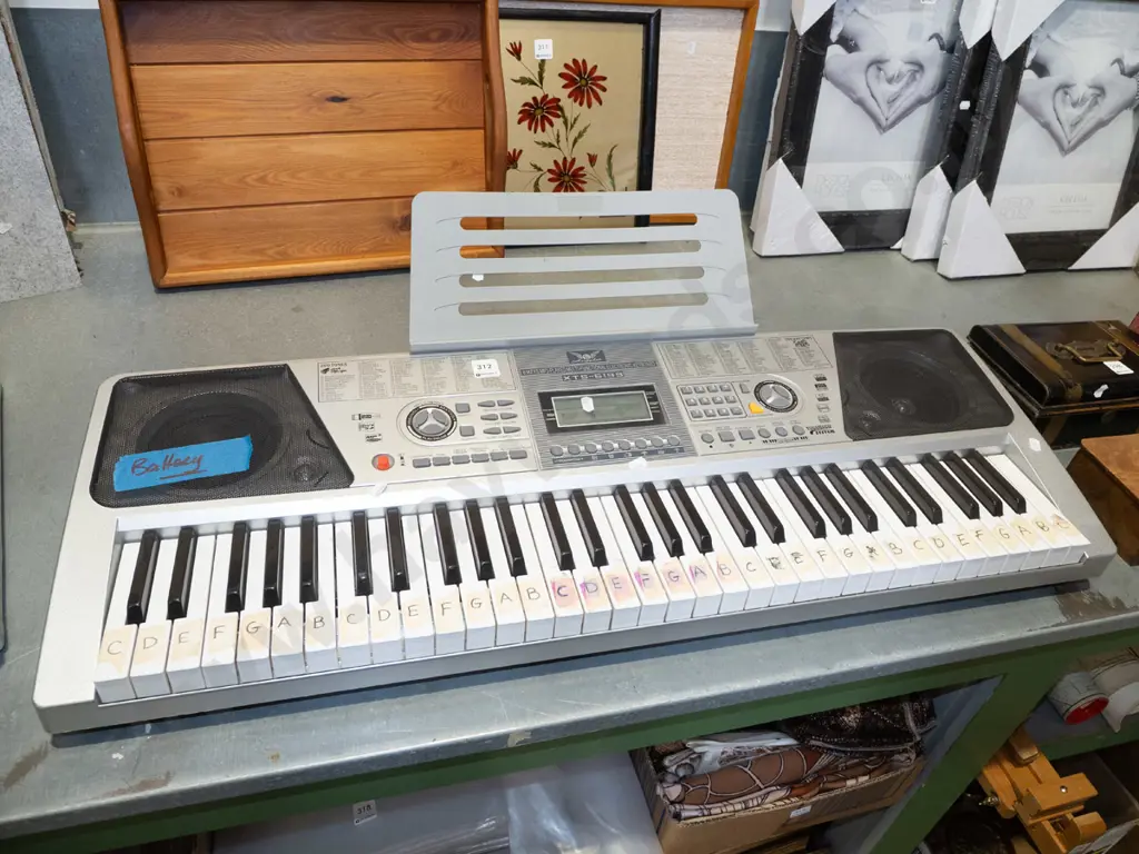 battery powered keyboard Image 1++