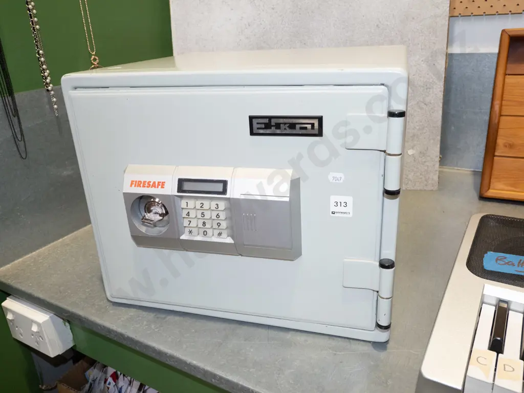 Eiko fire resistant digital safe - Key in Office - Image 1++
