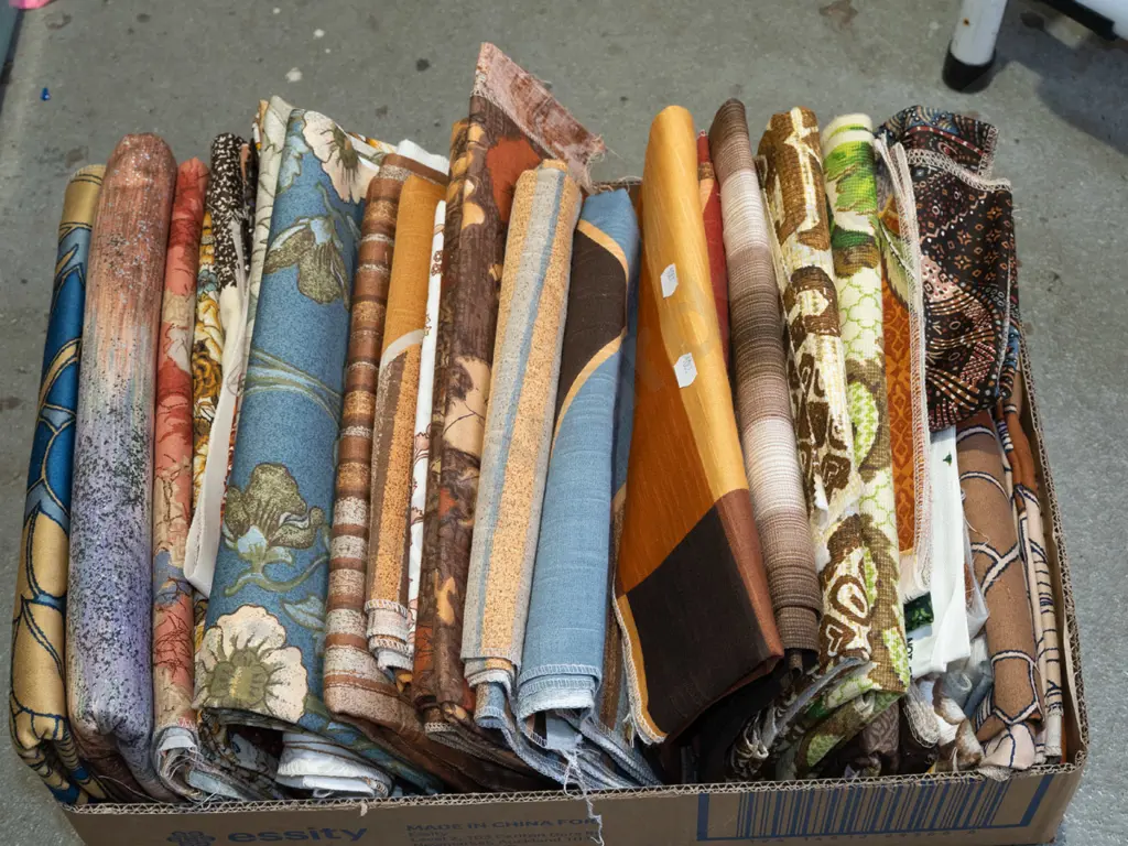 box of fabric pieces Image 1++