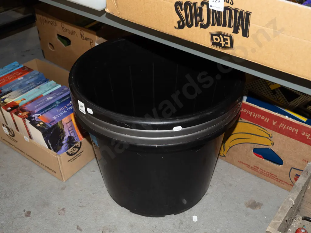 4x large plastic planters Image 1++