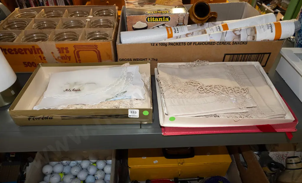 2x boxes of linen Image 1++