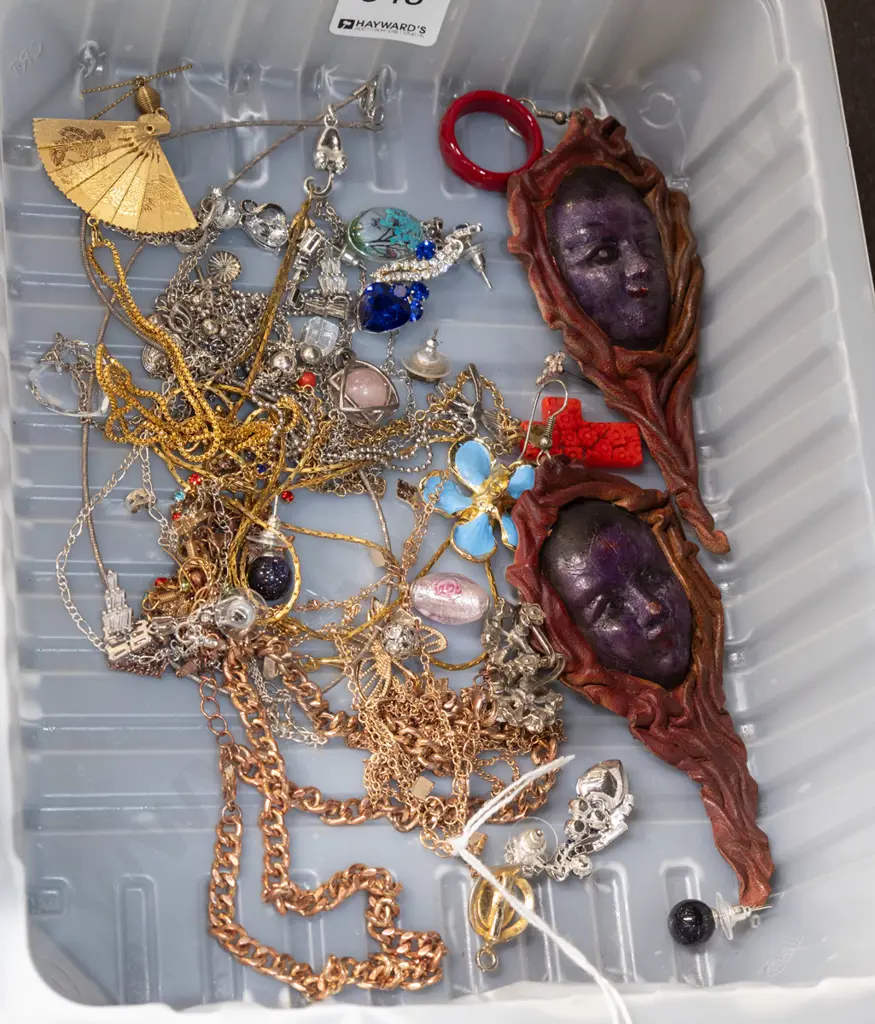 tray of costume jewellery Image 1++