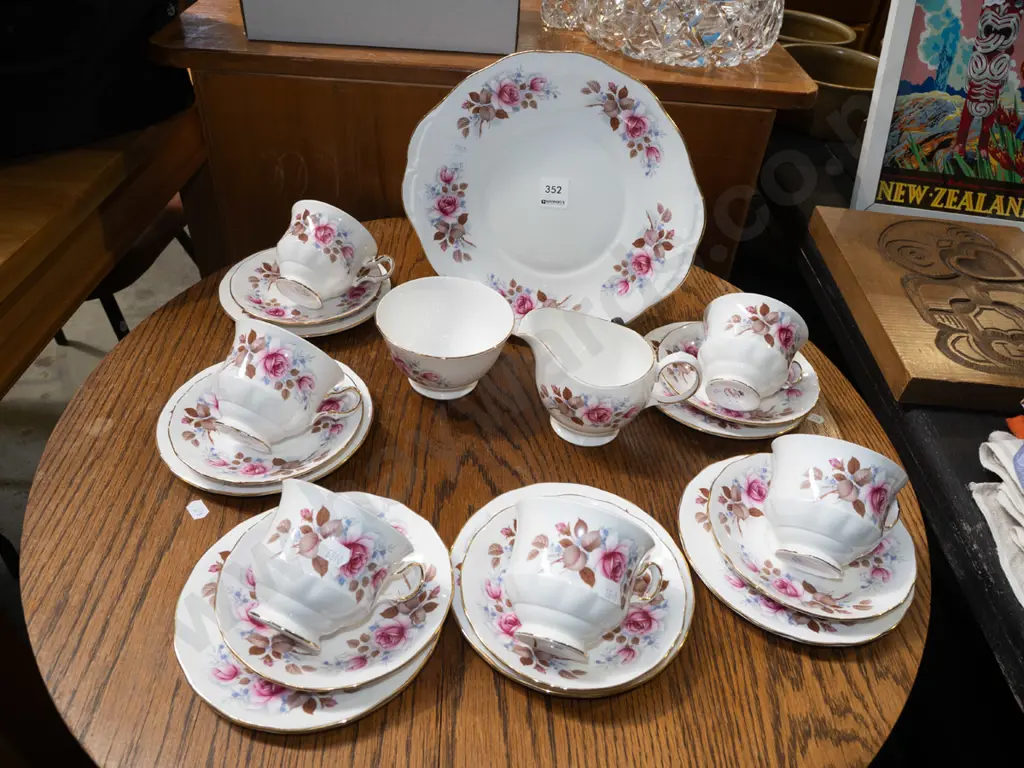Queen Anne 21 piece tea set Image 1++