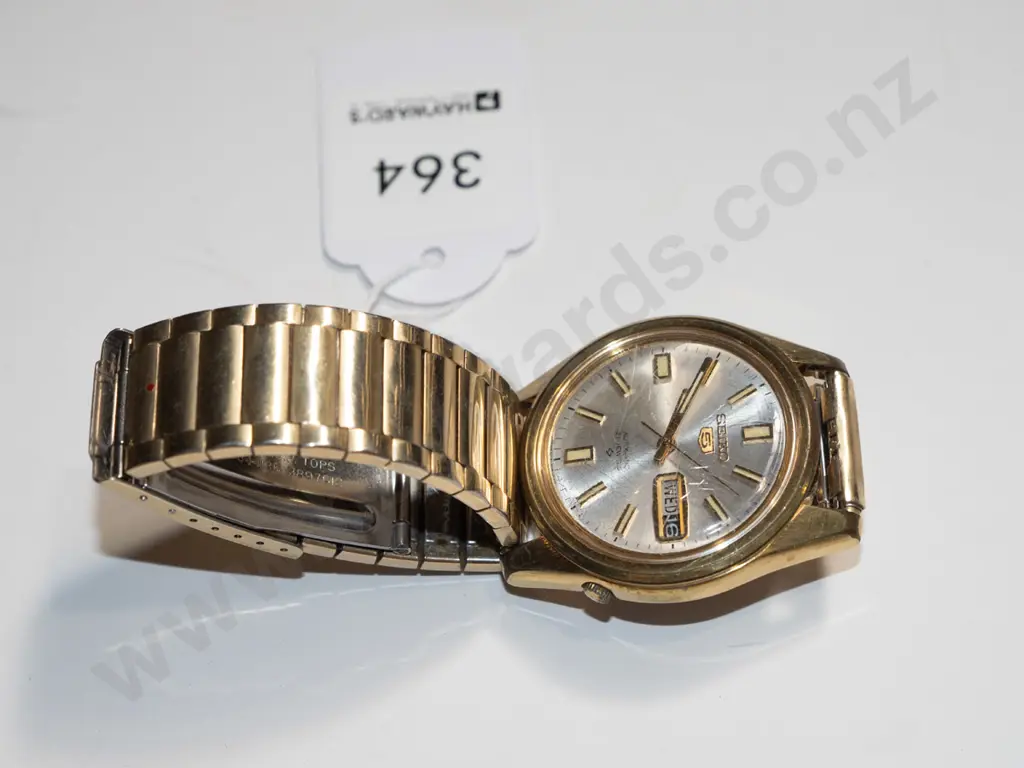 mens Seiko wristwatch (some scratches to glass) Image 1++