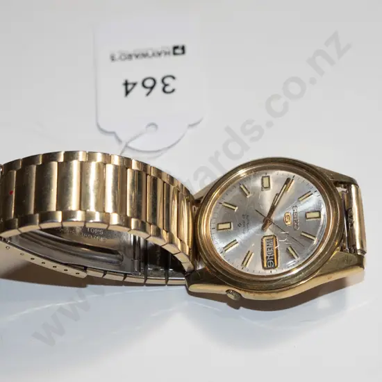 mens Seiko wristwatch (some scratches to glass)