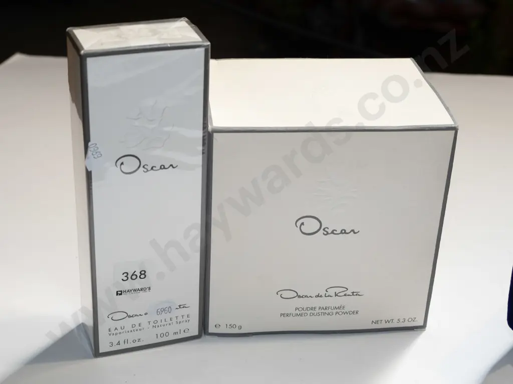 Oscar de la Renta eau de toilette 100ml & dusting powder Image 1++