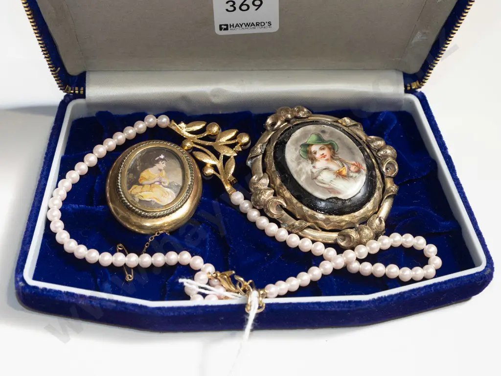 2x costume brooches & synthetic pearl necklace Image 1++