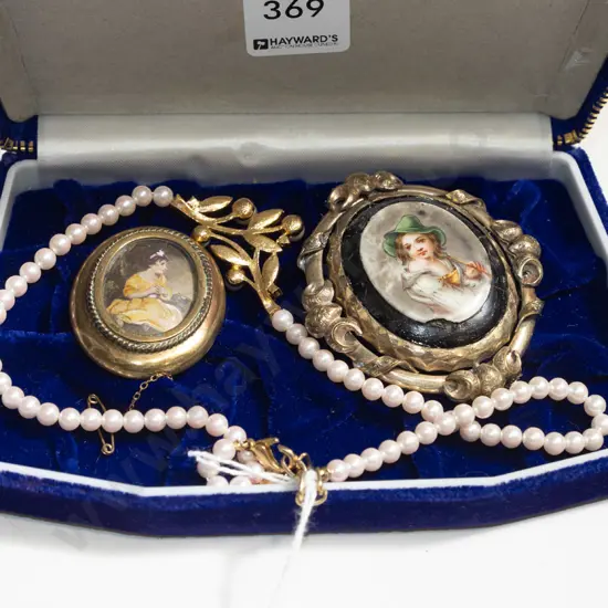 2x costume brooches & synthetic pearl necklace