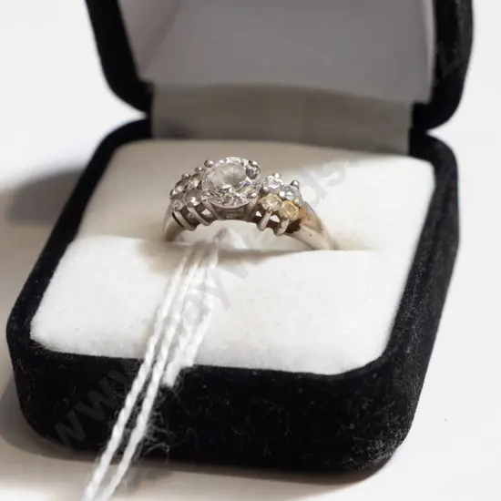 sterling silver cz ring - discolouration to one of the stones