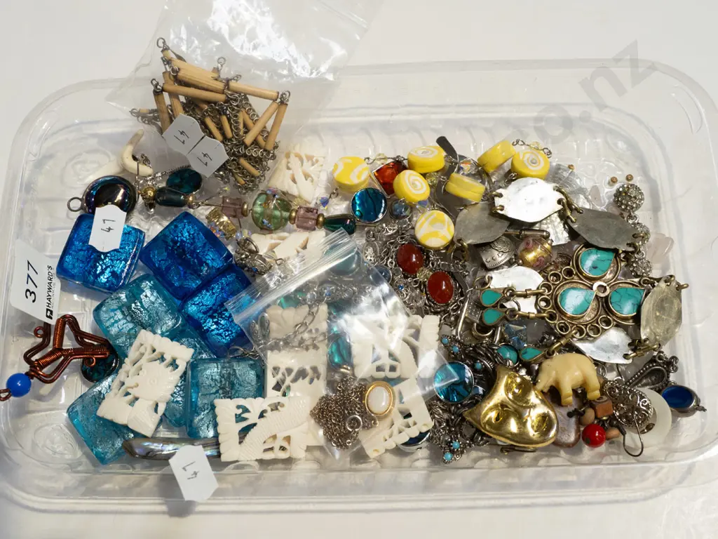 tray of costume jewellery Image 1++